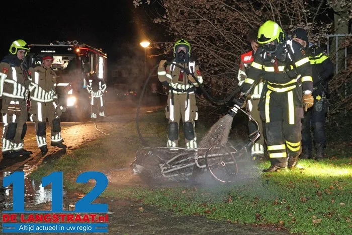 Brandweer blust buitenbrand aan de Guido Gezellestraat Waalwijk 112 De Langstraat