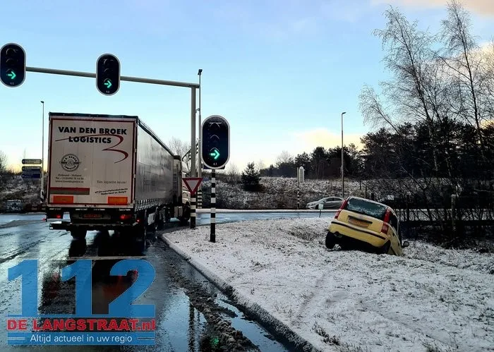 Auto's van de weg door gladheid 1 Auto's van de weg door gladheid 112 De Langstraat