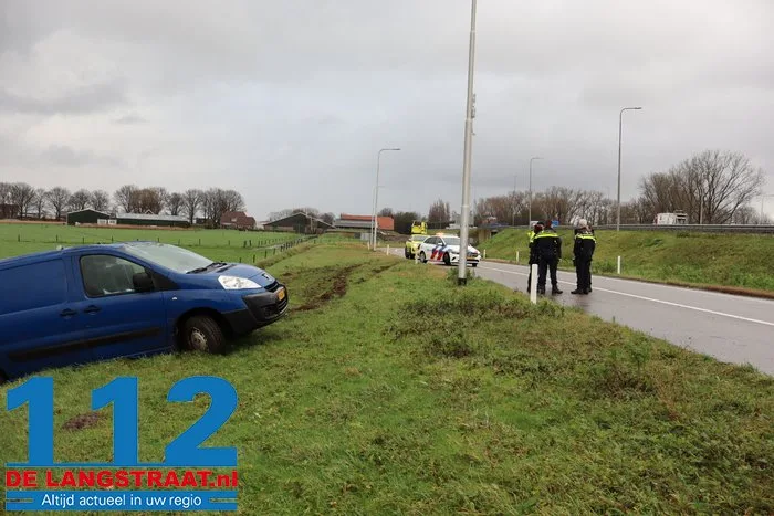 Automobilist raakt van de weg oprit A59 bij Drunen 9 Automobilist raakt van de weg oprit A59 bij Drunen 112 De Langstraat