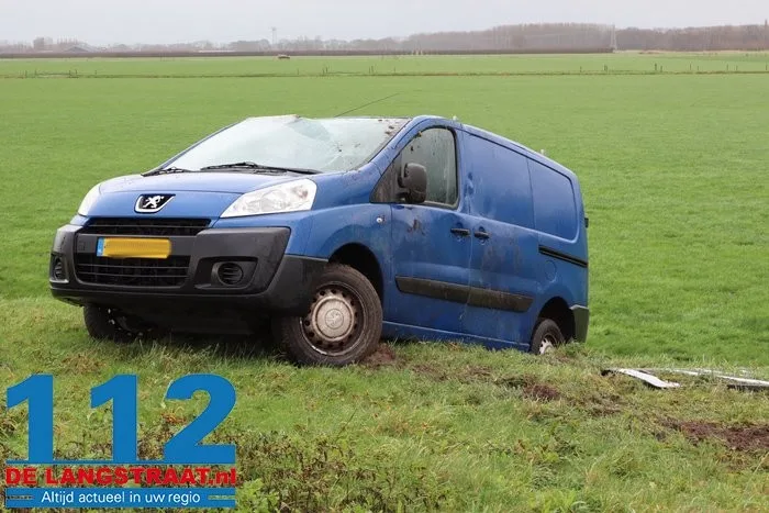 Automobilist raakt van de weg oprit A59 bij Drunen 10 Automobilist raakt van de weg oprit A59 bij Drunen 112 De Langstraat