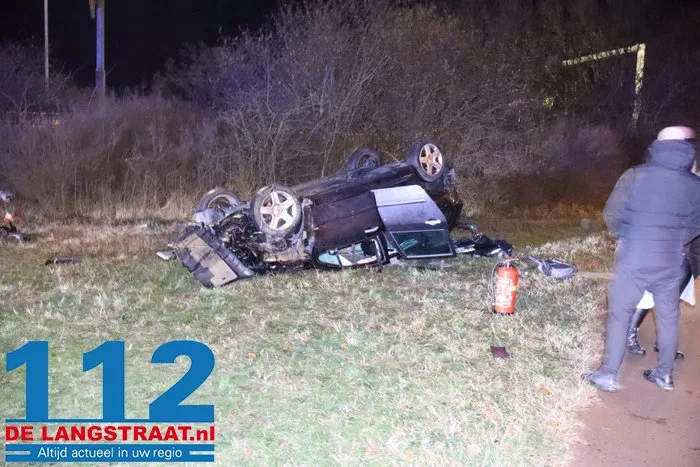 Auto raakt van de weg op de A59 bij Drunen en belandt op zijn kop in berm, twee inzittenden raken gewond 2 Auto raakt van de weg op de A59 bij Drunen en belandt op zijn kop in berm, twee inzittenden raken gewond 112 De Langstraat