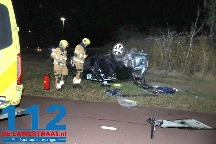 Auto raakt van de weg op de A59 bij Drunen en belandt op zijn kop in berm, twee inzittenden raken gewond 3 Auto raakt van de weg op de A59 bij Drunen en belandt op zijn kop in berm, twee inzittenden raken gewond 112 De Langstraat