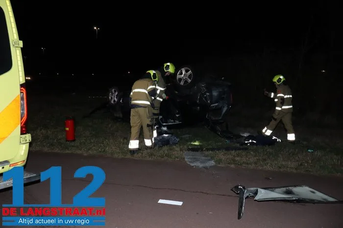 Auto raakt van de weg op de A59 bij Drunen en belandt op zijn kop in berm, twee inzittenden raken gewond 4 Auto raakt van de weg op de A59 bij Drunen en belandt op zijn kop in berm, twee inzittenden raken gewond 112 De Langstraat
