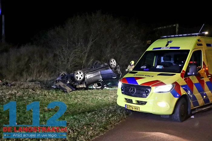 Auto raakt van de weg op de A59 bij Drunen en belandt op zijn kop in berm, twee inzittenden raken gewond 9 Auto raakt van de weg op de A59 bij Drunen en belandt op zijn kop in berm, twee inzittenden raken gewond 112 De Langstraat