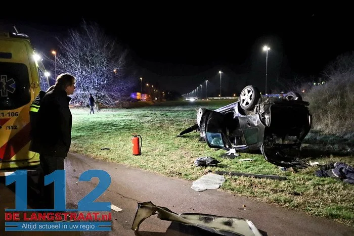 Auto raakt van de weg op de A59 bij Drunen en belandt op zijn kop in berm, twee inzittenden raken gewond 10 Auto raakt van de weg op de A59 bij Drunen en belandt op zijn kop in berm, twee inzittenden raken gewond 112 De Langstraat