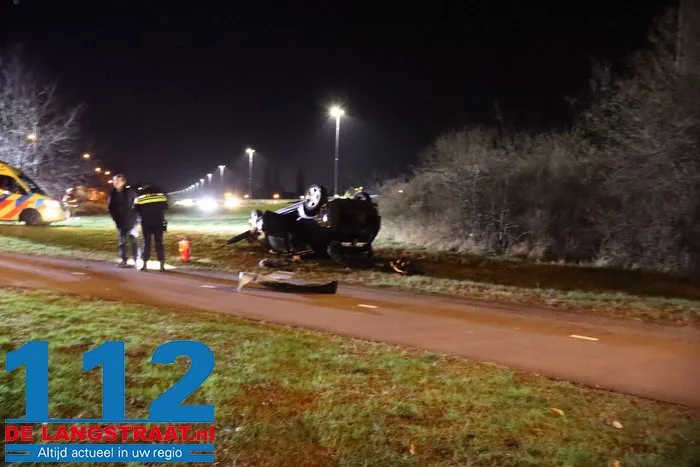 Auto raakt van de weg op de A59 bij Drunen en belandt op zijn kop in berm, twee inzittenden raken gewond 6 Auto raakt van de weg op de A59 bij Drunen en belandt op zijn kop in berm, twee inzittenden raken gewond 112 De Langstraat
