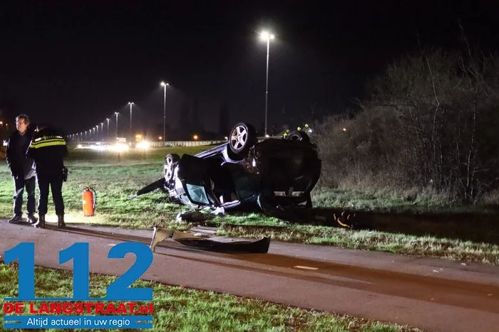 Auto raakt van de weg op de A59 bij Drunen en belandt op zijn kop in berm, twee inzittenden raken gewond 7 Auto raakt van de weg op de A59 bij Drunen en belandt op zijn kop in berm, twee inzittenden raken gewond 112 De Langstraat