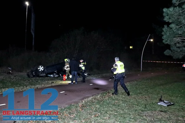 Auto raakt van de weg op de A59 bij Drunen en belandt op zijn kop in berm, twee inzittenden raken gewond 11 Auto raakt van de weg op de A59 bij Drunen en belandt op zijn kop in berm, twee inzittenden raken gewond 112 De Langstraat