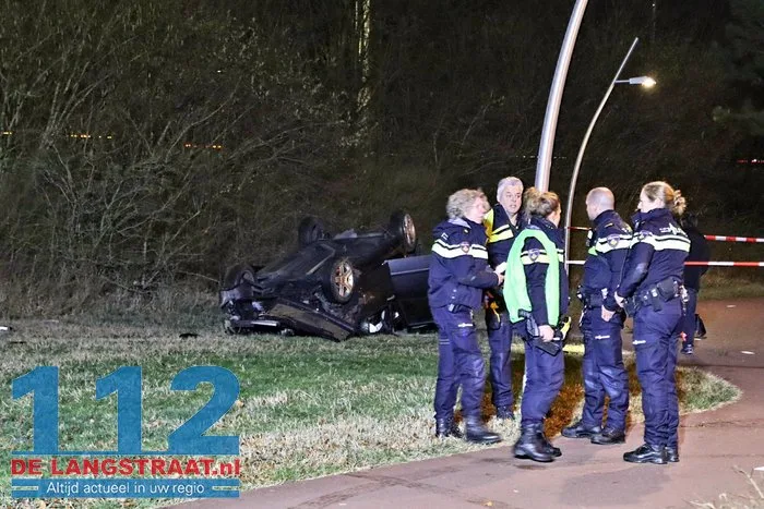 Auto raakt van de weg op de A59 bij Drunen en belandt op zijn kop in berm, twee inzittenden raken gewond 12 Auto raakt van de weg op de A59 bij Drunen en belandt op zijn kop in berm, twee inzittenden raken gewond 112 De Langstraat