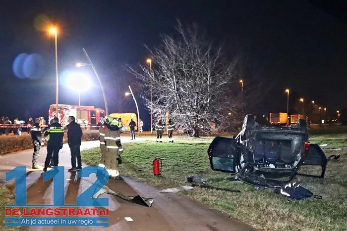Auto raakt van de weg op de A59 bij Drunen en belandt op zijn kop in berm, twee inzittenden raken gewond 14 Auto raakt van de weg op de A59 bij Drunen en belandt op zijn kop in berm, twee inzittenden raken gewond 112 De Langstraat