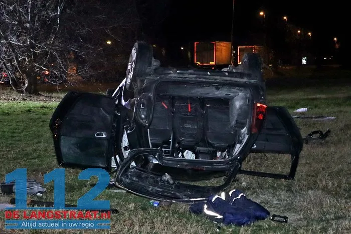 Auto raakt van de weg op de A59 bij Drunen en belandt op zijn kop in berm, twee inzittenden raken gewond 15 Auto raakt van de weg op de A59 bij Drunen en belandt op zijn kop in berm, twee inzittenden raken gewond 112 De Langstraat