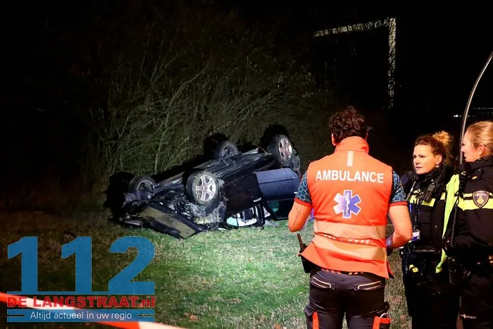 Auto raakt van de weg op de A59 bij Drunen en belandt op zijn kop in berm, twee inzittenden raken gewond 16 Auto raakt van de weg op de A59 bij Drunen en belandt op zijn kop in berm, twee inzittenden raken gewond 112 De Langstraat
