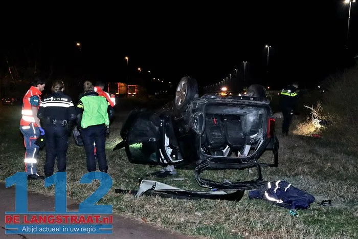 Auto raakt van de weg op de A59 bij Drunen en belandt op zijn kop in berm, twee inzittenden raken gewond 17 Auto raakt van de weg op de A59 bij Drunen en belandt op zijn kop in berm, twee inzittenden raken gewond 112 De Langstraat