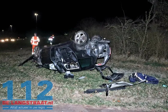 Auto raakt van de weg op de A59 bij Drunen en belandt op zijn kop in berm, twee inzittenden raken gewond 18 Auto raakt van de weg op de A59 bij Drunen en belandt op zijn kop in berm, twee inzittenden raken gewond 112 De Langstraat
