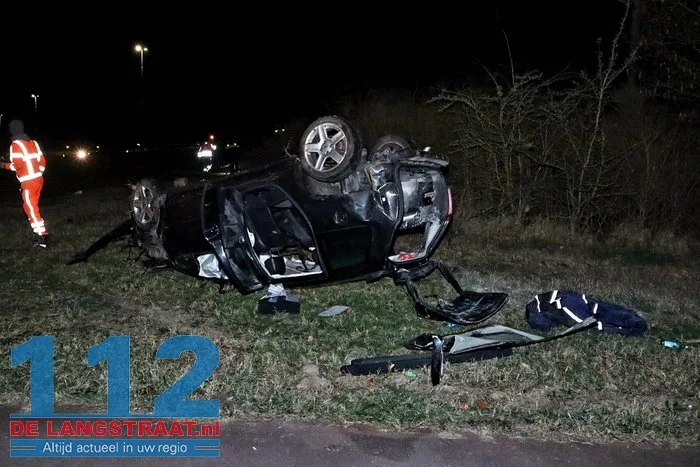 Auto raakt van de weg op de A59 bij Drunen en belandt op zijn kop in berm, twee inzittenden raken gewond 19 Auto raakt van de weg op de A59 bij Drunen en belandt op zijn kop in berm, twee inzittenden raken gewond 112 De Langstraat