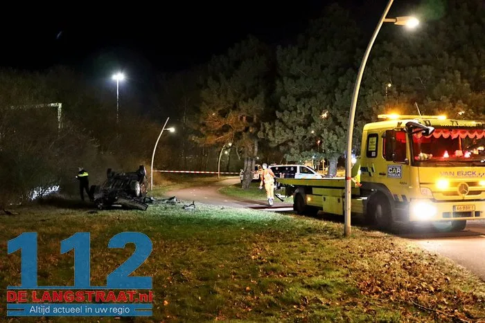 Auto raakt van de weg op de A59 bij Drunen en belandt op zijn kop in berm, twee inzittenden raken gewond 20 Auto raakt van de weg op de A59 bij Drunen en belandt op zijn kop in berm, twee inzittenden raken gewond 112 De Langstraat