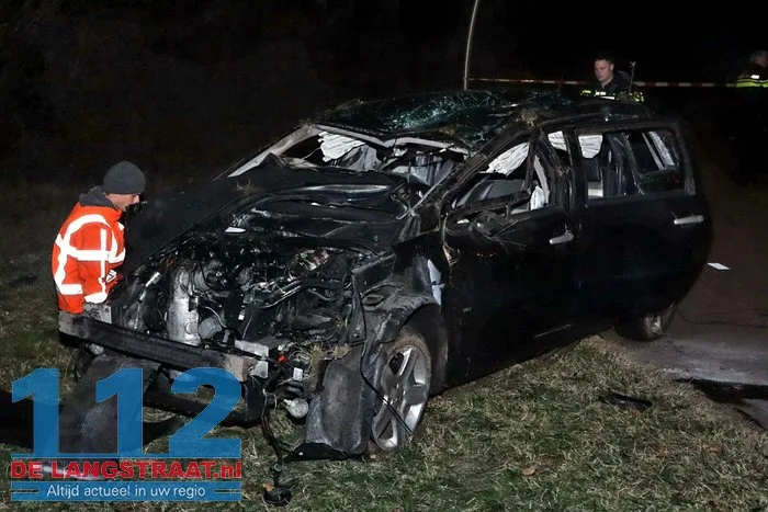 Auto raakt van de weg op de A59 bij Drunen en belandt op zijn kop in berm, twee inzittenden raken gewond 21 Auto raakt van de weg op de A59 bij Drunen en belandt op zijn kop in berm, twee inzittenden raken gewond 112 De Langstraat