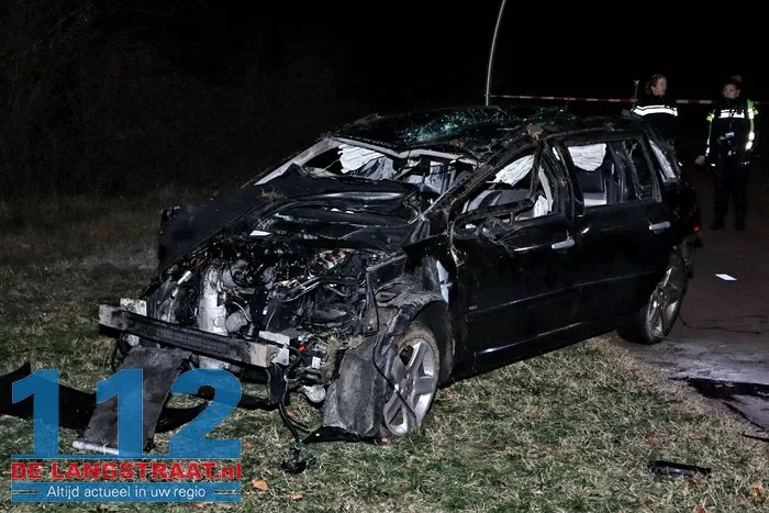 Auto raakt van de weg op de A59 bij Drunen en belandt op zijn kop in berm, twee inzittenden raken gewond 24 Auto raakt van de weg op de A59 bij Drunen en belandt op zijn kop in berm, twee inzittenden raken gewond 112 De Langstraat