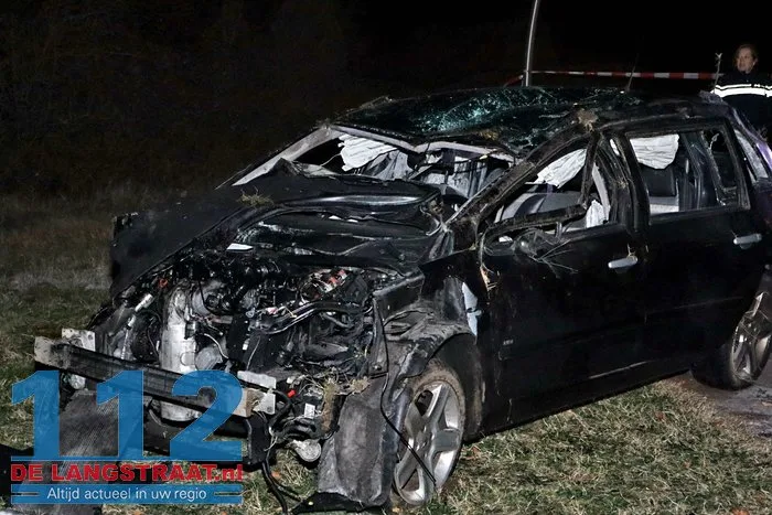 Auto raakt van de weg op de A59 bij Drunen en belandt op zijn kop in berm, twee inzittenden raken gewond 25 Auto raakt van de weg op de A59 bij Drunen en belandt op zijn kop in berm, twee inzittenden raken gewond 112 De Langstraat