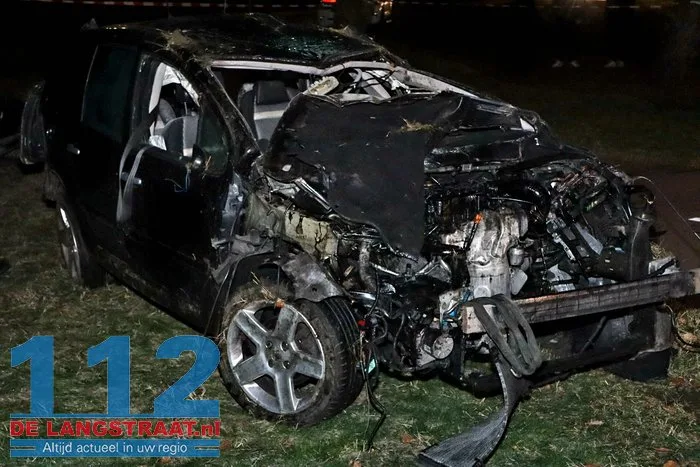 Auto raakt van de weg op de A59 bij Drunen en belandt op zijn kop in berm, twee inzittenden raken gewond 26 Auto raakt van de weg op de A59 bij Drunen en belandt op zijn kop in berm, twee inzittenden raken gewond 112 De Langstraat
