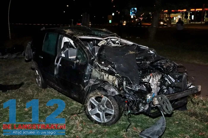Auto raakt van de weg op de A59 bij Drunen en belandt op zijn kop in berm, twee inzittenden raken gewond 27 Auto raakt van de weg op de A59 bij Drunen en belandt op zijn kop in berm, twee inzittenden raken gewond 112 De Langstraat
