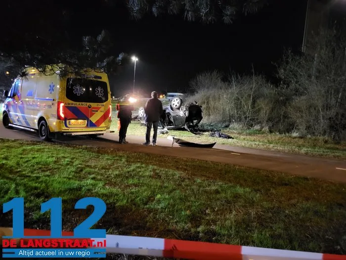 Auto raakt van de weg op de A59 bij Drunen en belandt op zijn kop in berm, twee inzittenden raken gewond 1 Auto raakt van de weg op de A59 bij Drunen en belandt op zijn kop in berm, twee inzittenden raken gewond 112 De Langstraat