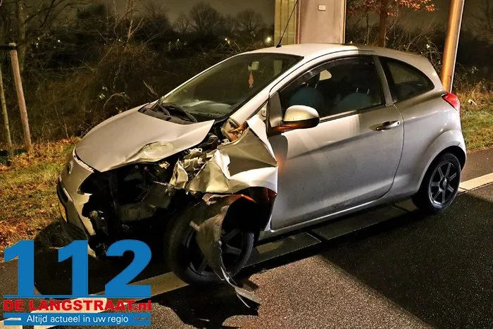 Automobilist gewond naar het ziekenhuis door botsing op de Midden-Brabantweg in Kaatsheuvel 10 Automobilist gewond naar het ziekenhuis door botsing op de Midden-Brabantweg in Kaatsheuvel 112 De Langstraat