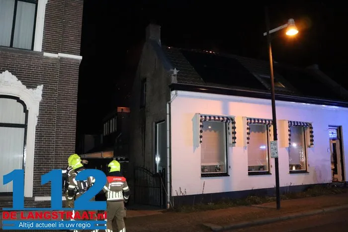 Uitslaande woningbrand in Sprang-Capelle, één slachtoffer naar ziekenhuis gebracht straat is afgesloten 2 Uitslaande woningbrand in Sprang-Capelle, één slachtoffer naar ziekenhuis gebracht straat is afgesloten 112 De Langstraat