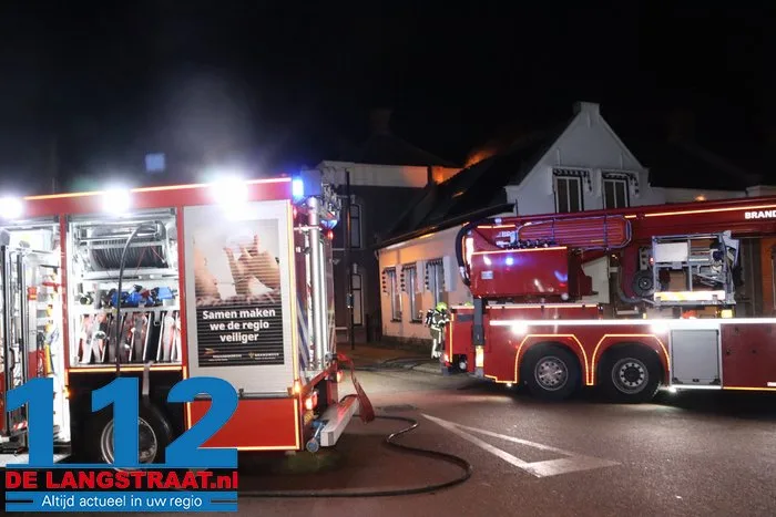 Uitslaande woningbrand in Sprang-Capelle, één slachtoffer naar ziekenhuis gebracht straat is afgesloten 3 Uitslaande woningbrand in Sprang-Capelle, één slachtoffer naar ziekenhuis gebracht straat is afgesloten 112 De Langstraat