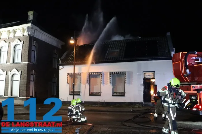 Uitslaande woningbrand in Sprang-Capelle, één slachtoffer naar ziekenhuis gebracht straat is afgesloten 5 Uitslaande woningbrand in Sprang-Capelle, één slachtoffer naar ziekenhuis gebracht straat is afgesloten 112 De Langstraat