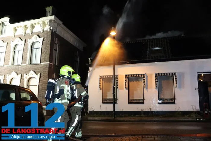Uitslaande woningbrand in Sprang-Capelle, één slachtoffer naar ziekenhuis gebracht straat is afgesloten 6 Uitslaande woningbrand in Sprang-Capelle, één slachtoffer naar ziekenhuis gebracht straat is afgesloten 112 De Langstraat