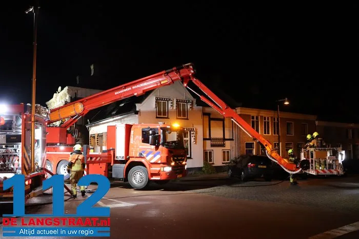 Uitslaande woningbrand in Sprang-Capelle, één slachtoffer naar ziekenhuis gebracht straat is afgesloten 7 Uitslaande woningbrand in Sprang-Capelle, één slachtoffer naar ziekenhuis gebracht straat is afgesloten 112 De Langstraat