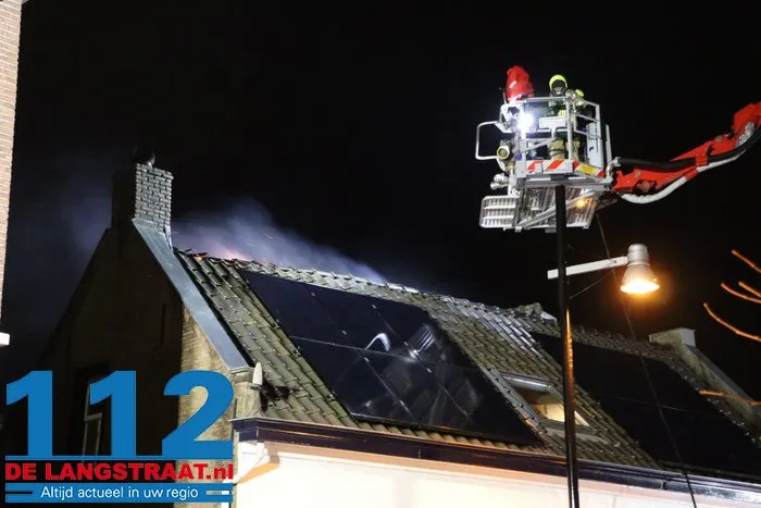 Uitslaande woningbrand in Sprang-Capelle, één slachtoffer naar ziekenhuis gebracht straat is afgesloten 8 Uitslaande woningbrand in Sprang-Capelle, één slachtoffer naar ziekenhuis gebracht straat is afgesloten 112 De Langstraat