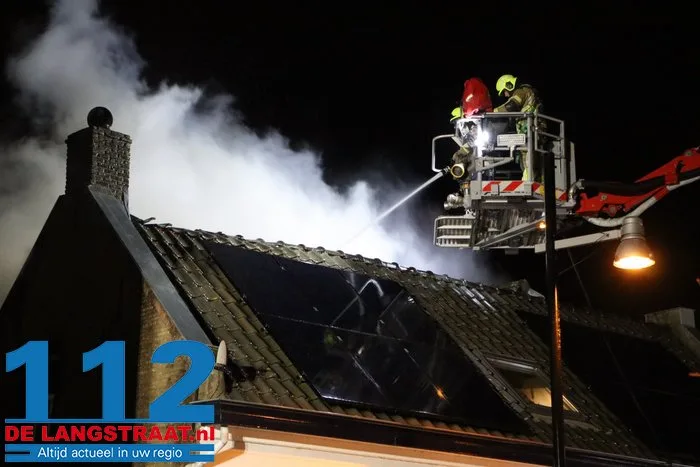 Uitslaande woningbrand in Sprang-Capelle, één slachtoffer naar ziekenhuis gebracht straat is afgesloten 11 Uitslaande woningbrand in Sprang-Capelle, één slachtoffer naar ziekenhuis gebracht straat is afgesloten 112 De Langstraat