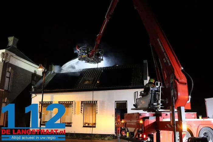 Uitslaande woningbrand in Sprang-Capelle, één slachtoffer naar ziekenhuis gebracht straat is afgesloten 12 Uitslaande woningbrand in Sprang-Capelle, één slachtoffer naar ziekenhuis gebracht straat is afgesloten 112 De Langstraat