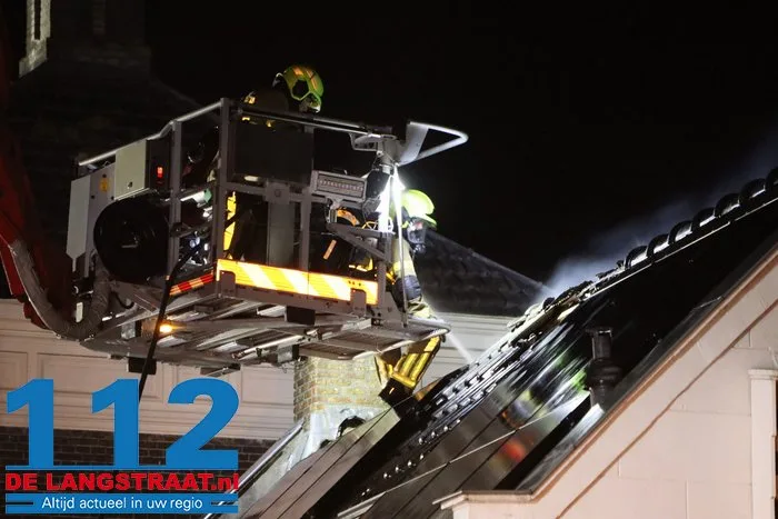 Uitslaande woningbrand in Sprang-Capelle, één slachtoffer naar ziekenhuis gebracht straat is afgesloten 14 Uitslaande woningbrand in Sprang-Capelle, één slachtoffer naar ziekenhuis gebracht straat is afgesloten 112 De Langstraat
