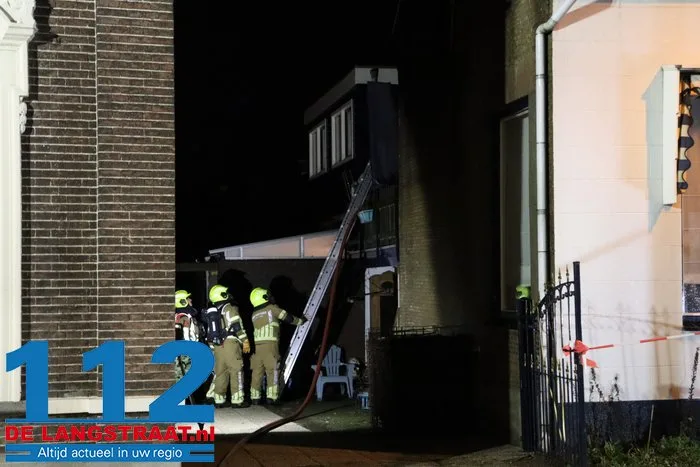 Uitslaande woningbrand in Sprang-Capelle, één slachtoffer naar ziekenhuis gebracht straat is afgesloten 16 Uitslaande woningbrand in Sprang-Capelle, één slachtoffer naar ziekenhuis gebracht straat is afgesloten 112 De Langstraat