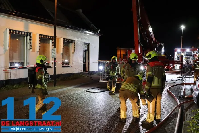 Uitslaande woningbrand in Sprang-Capelle, één slachtoffer naar ziekenhuis gebracht straat is afgesloten 18 Uitslaande woningbrand in Sprang-Capelle, één slachtoffer naar ziekenhuis gebracht straat is afgesloten 112 De Langstraat