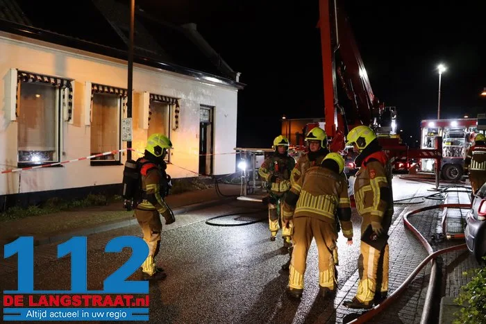 Uitslaande woningbrand in Sprang-Capelle, één slachtoffer naar ziekenhuis gebracht straat is afgesloten 19 Uitslaande woningbrand in Sprang-Capelle, één slachtoffer naar ziekenhuis gebracht straat is afgesloten 112 De Langstraat