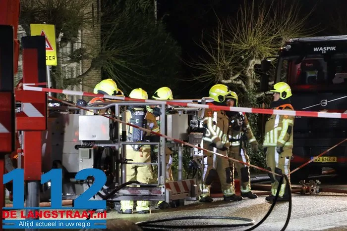 Uitslaande woningbrand in Sprang-Capelle, één slachtoffer naar ziekenhuis gebracht straat is afgesloten 20 Uitslaande woningbrand in Sprang-Capelle, één slachtoffer naar ziekenhuis gebracht straat is afgesloten 112 De Langstraat