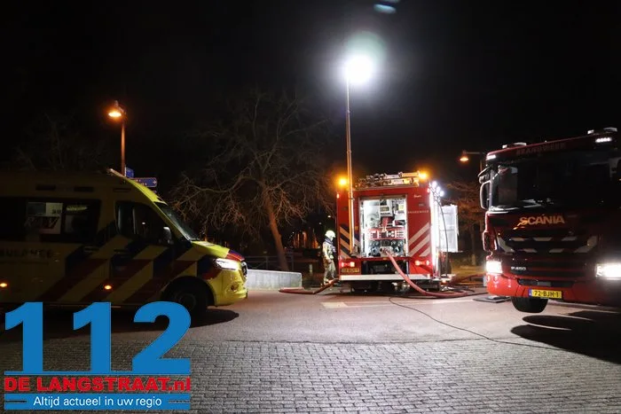 Uitslaande woningbrand in Sprang-Capelle, één slachtoffer naar ziekenhuis gebracht straat is afgesloten 21 Uitslaande woningbrand in Sprang-Capelle, één slachtoffer naar ziekenhuis gebracht straat is afgesloten 112 De Langstraat