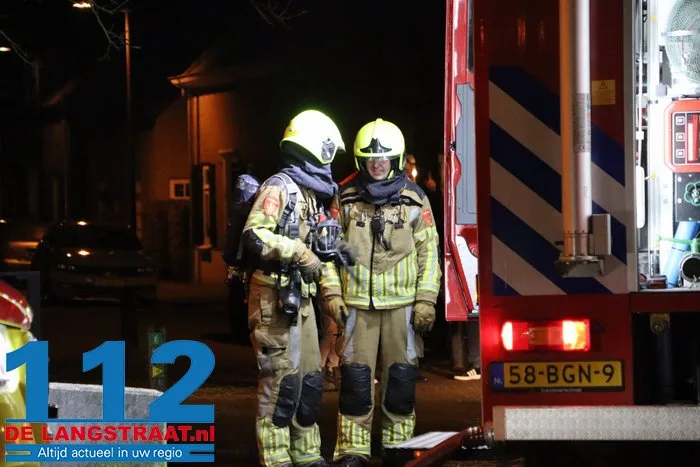 Uitslaande woningbrand in Sprang-Capelle, één slachtoffer naar ziekenhuis gebracht straat is afgesloten 22 Uitslaande woningbrand in Sprang-Capelle, één slachtoffer naar ziekenhuis gebracht straat is afgesloten 112 De Langstraat