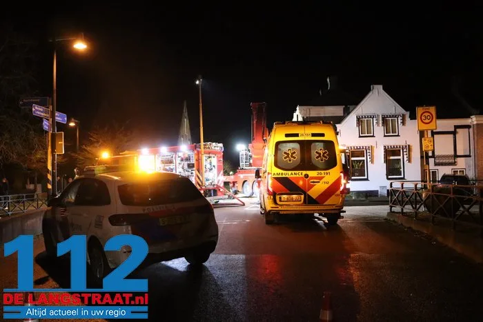 Uitslaande woningbrand in Sprang-Capelle, één slachtoffer naar ziekenhuis gebracht straat is afgesloten 23 Uitslaande woningbrand in Sprang-Capelle, één slachtoffer naar ziekenhuis gebracht straat is afgesloten 112 De Langstraat
