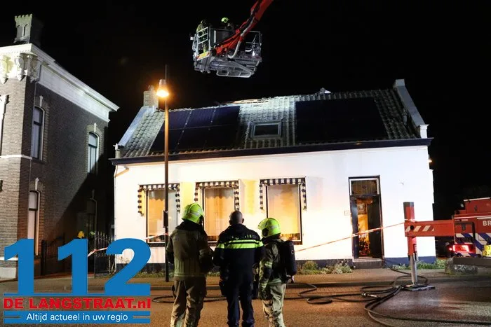 Uitslaande woningbrand in Sprang-Capelle, één slachtoffer naar ziekenhuis gebracht straat is afgesloten 24 Uitslaande woningbrand in Sprang-Capelle, één slachtoffer naar ziekenhuis gebracht straat is afgesloten 112 De Langstraat