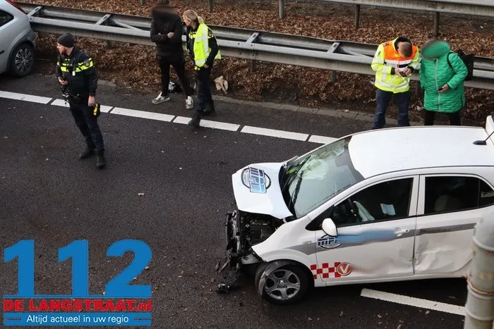 Twee auto's botsen op elkaar A59 bij Vlijmen 3 Twee auto's botsen op elkaar A59 bij Vlijmen 112 De Langstraat