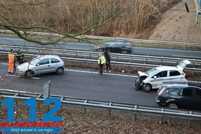 Twee auto's botsen op elkaar A59 bij Vlijmen 8 Twee auto's botsen op elkaar A59 bij Vlijmen 112 De Langstraat