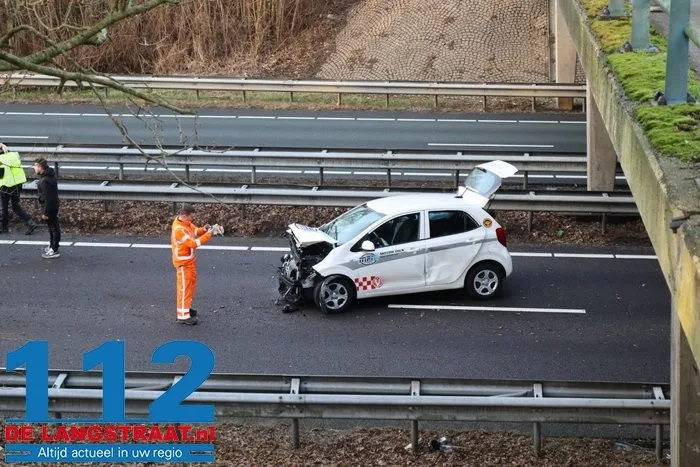 Twee auto's botsen op elkaar A59 bij Vlijmen 9 Twee auto's botsen op elkaar A59 bij Vlijmen 112 De Langstraat