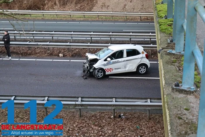 Twee auto's botsen op elkaar A59 bij Vlijmen 10 Twee auto's botsen op elkaar A59 bij Vlijmen 112 De Langstraat