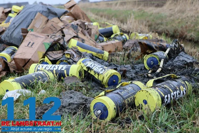 Grote lading lachgascilinders gedumpt in sloot in Waspik 8 Grote lading lachgascilinders gedumpt in sloot in Waspik 112 De Langstraat