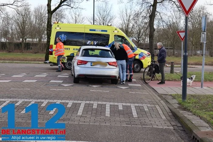 Vrouw op fiets raakt gewond bij botsing met auto aan de Burg. Smeelelaan Waalwijk 1 Vrouw op fiets raakt gewond bij botsing met auto aan de Burg. Smeelelaan Waalwijk 112 De Langstraat